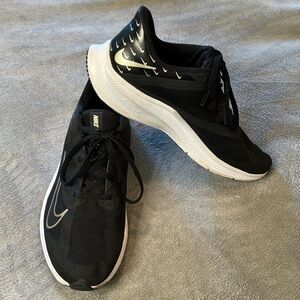 Nike Black Gold Quest 3 Running Shoe Sz 10